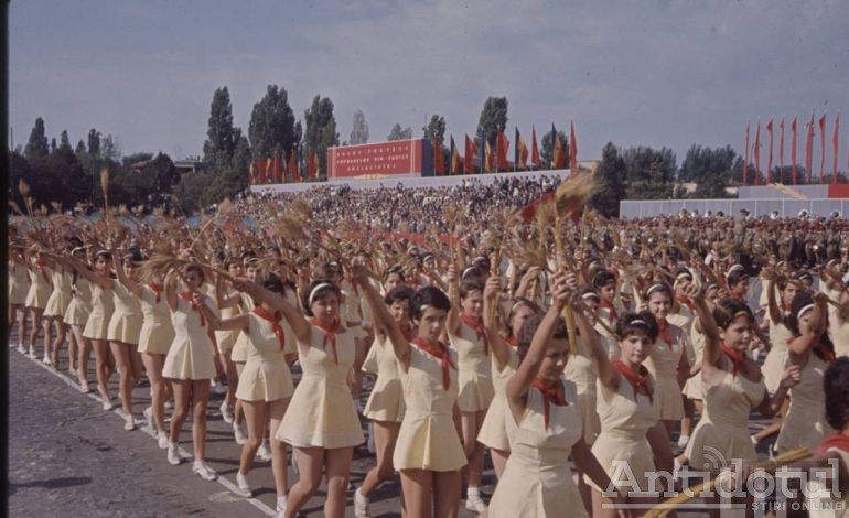 23 august în orașul roșu: 4 decenii de uitat în comunism, 27 de ani de neuitat cu urmașii tovarășilor