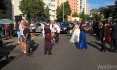 VIDEO/O nuntă la care a participat și Adi Minune s-a desfășurat, fără autorizație, între blocurile din Micro 13