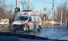 Mercedes vs ambulanță: un autoturism s-a făcut praf după ce s-a ciocnit de o autospecială