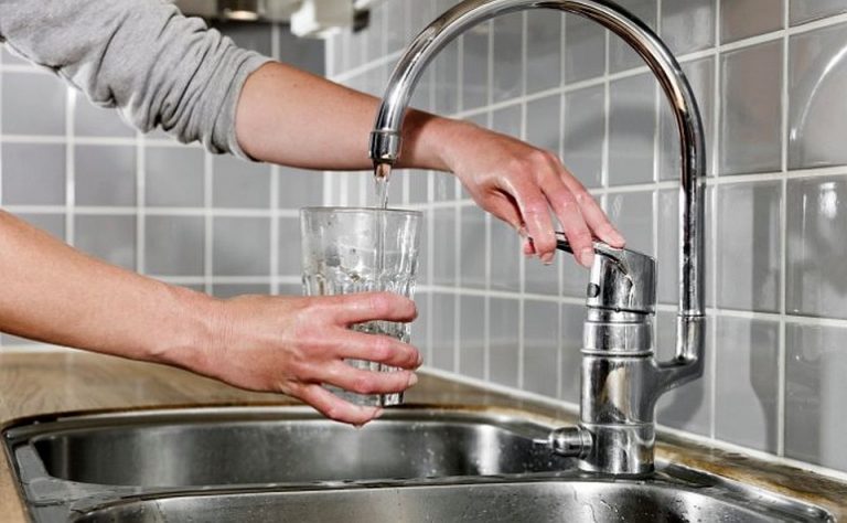 Salariații Primăriei nu vor să bea apă de la robinet