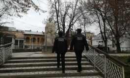 VIDEO/Îi tremură mîna lui Eminescu: indivizi necunoscuți au vandalizat din nou statuia poetului național