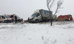 UPDATE/Grav accident de circulaţie pe DN25, la ieşirea din Tudor Vladimirescu. Cinci persoane sunt grav rănite după ciocnirea a două utilitare