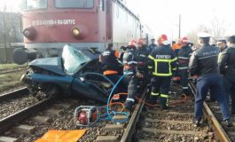 Accident sau sinucidere? O mașină cu două persoane în interior a fost spulberată de un tren