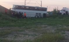 Un autocar și un autoturism, implicate într-un grav accident de circulație între Brăila și Galați. Opt persoane au fost duse la spital