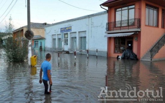 (VIDEO)Din nou inundaţi. Străzile şi curţile din Slobozia Conachi, acoperite din nou de apă