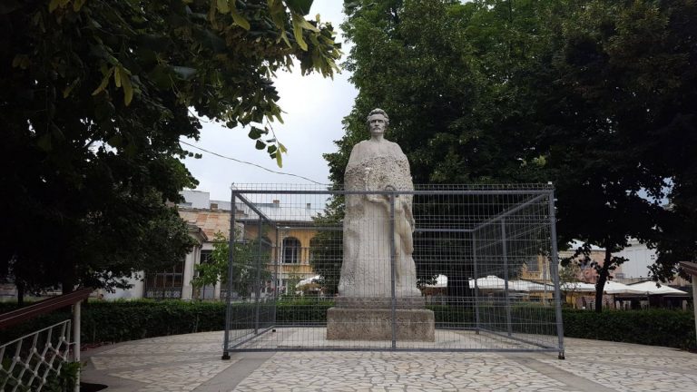 Gard statuie Mihai Eminescu