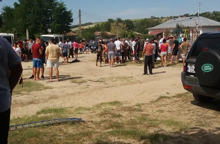 VIDEO/Tragedie în localitatea Roşcani. Cinci copii au fost răniţi după ce un şofer a intrat cu maşina într-un loc de joacă