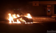 Video/ Incendiu spectaculos pe strada Brăilei. O mașină de lux a ars aproape în întregime