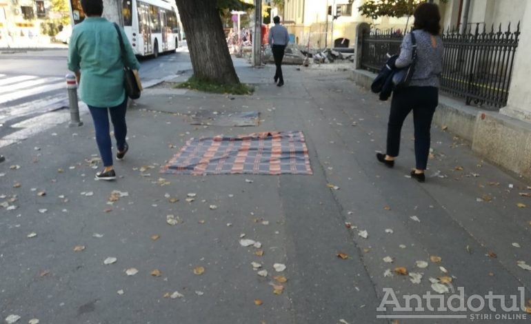 Suprarealism urban: pe un trotuar din Galați a apărut un covor
