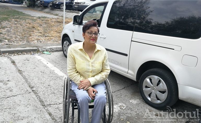 Persoanele cu dizabilităţi nu pot circula normal nici cu taxiul. Singurul taxi adaptat din Galaţi nu are licenţă de transport!