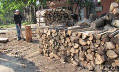 În lipsa microcentralelor de cartier, primăria distribuie lemne de foc