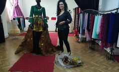 Galerie foto/ O brăileancă a confecționat o rochie din frunze și flori care costă mii de euro