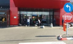 UPDATE/Incident ca-n filme la mall-ul din Brăila: un individ a intrat cu o mașină într-un grup de persoane aflat la intrarea complexului