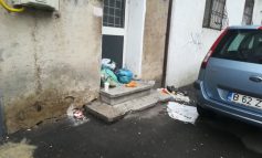 Sălbaticii din centrul orașului Galați au aruncat gunoiul pe stradă