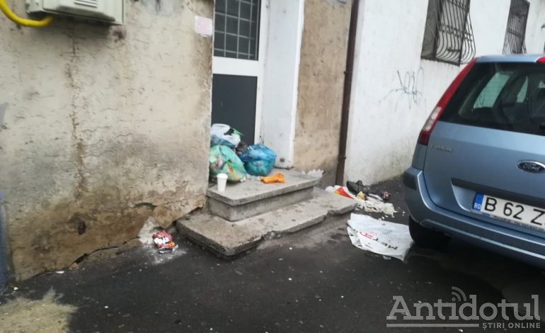 Sălbaticii din centrul orașului Galați au aruncat gunoiul pe stradă