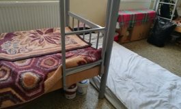 Ca în camping: persoanele fără adăpost din Galați dorm pe saltele deoarece Centrul de Primire al Primăriei s-a umplut ochi