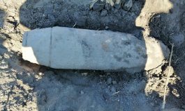 Galerie foto/Puțin a lipsit ca sărăcia din nordul județului Galați să fie eradicată: o bombă de mari dimensiuni a fost descoperită pe un câmp