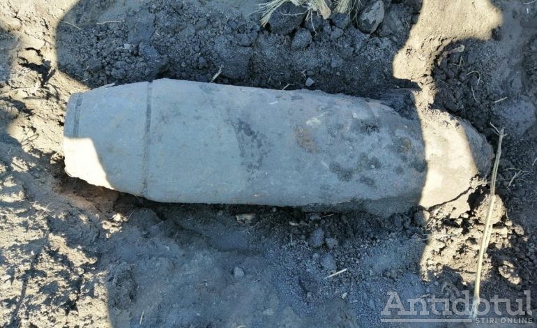 Galerie foto/Puțin a lipsit ca sărăcia din nordul județului Galați să fie eradicată: o bombă de mari dimensiuni a fost descoperită pe un câmp