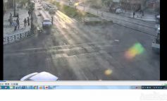 VIDEO/Încă o cascadorie cu happy-end pe strada Brăilei. Cetățeanul care a fost lovit în plin de o maşină a refuzat internarea