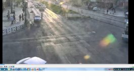 VIDEO/Încă o cascadorie cu happy-end pe strada Brăilei. Cetățeanul care a fost lovit în plin de o maşină a refuzat internarea