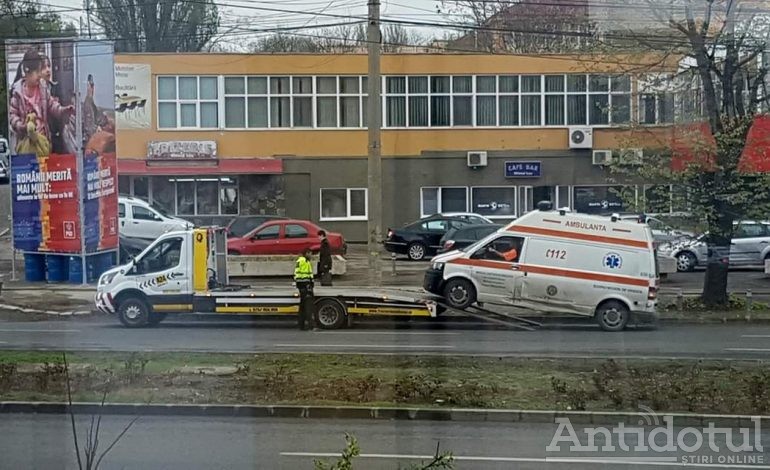 Tragicomedie la Galați. O ambulanță a cedat în trafic, fix lângă un panou de campanie al PSD!
