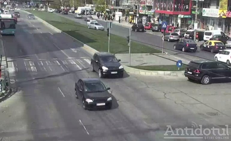 VIDEO/O mașină reușește să sară peste bordurile supraînălțate și traversează scuarul de pe strada Brăilei