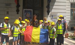 VIDEO/Un articol deloc senzațional și fără scandal: o româncă bate drumurile țării pe jos ca să asculte problemele copiilor de la țară
