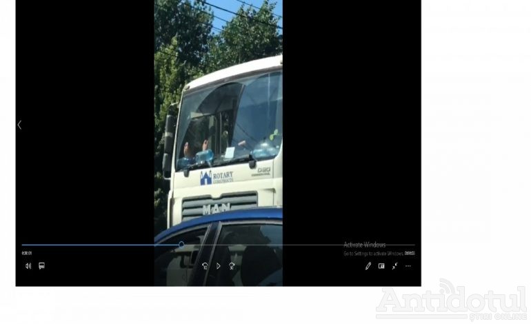 VIDEO/Ce chef de muncă are domnul din camion: la ora 10.00 își încălzea lăbuțele la soare