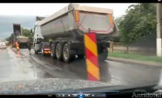 VIDEO/Asfaltare pe ploaie la Brăila. Probabil, șoseaua o să reziste până la toamnă