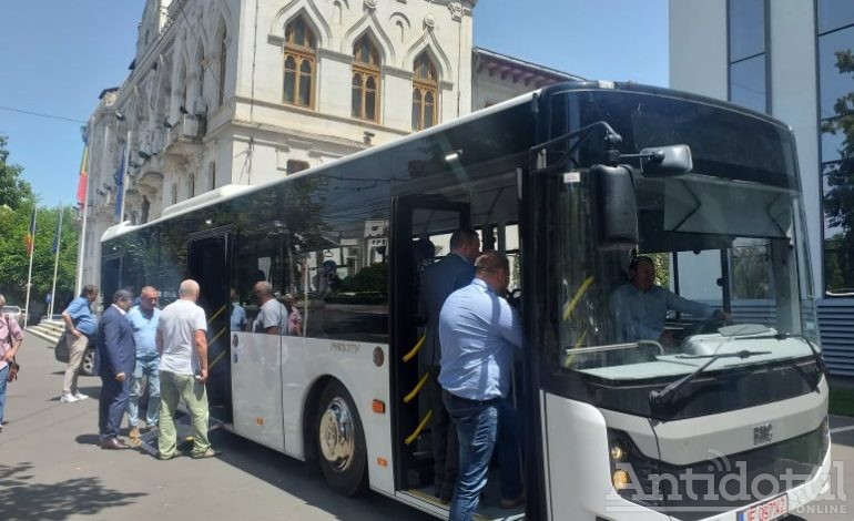 VIDEO/Autobuzul-ozn a aterizat la Galați. Călătorii pot testa modelul de autobuz care va fi cumpărat de Transurb