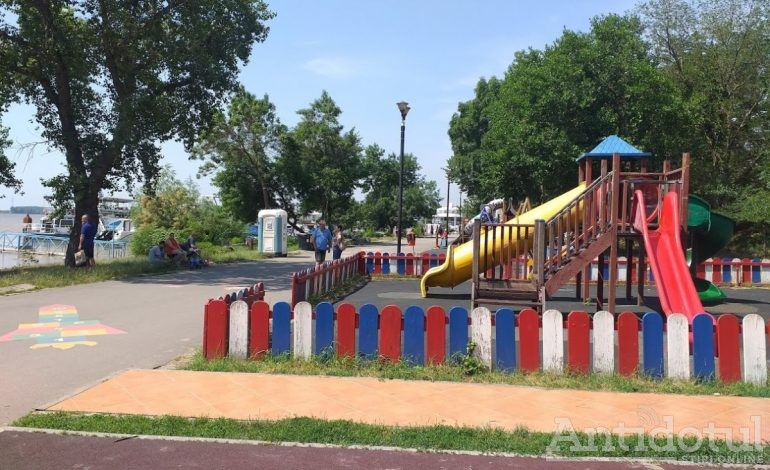 Ce au pățit niște părinți care și-au lăsat copiii nesupravegheați în parcul de lângă bloc