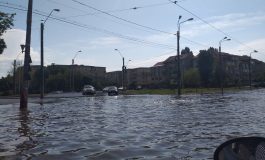 FOTO/ VIDEO Apa-i bună, dar pentru agricultură. Numeroase străzi ale orașului Galați au fost inundate după o ploaie de jumătate de oră