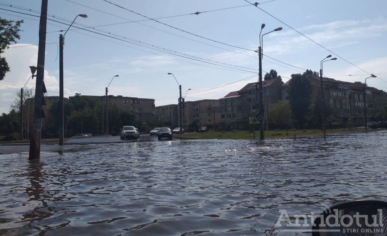 FOTO/ VIDEO Apa-i bună, dar pentru agricultură. Numeroase străzi ale orașului Galați au fost inundate după o ploaie de jumătate de oră