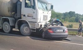 O betonieră a spulberat un autoturism la intrarea în Șendreni. Două persoane au murit