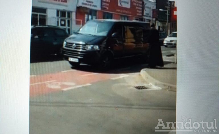 VIDEO/Mașina Sfântului Duh a parcat pe o pistă de biciclete din orașul Galați