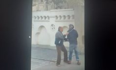 VIDEO/Bătaie în fața Poliției între două persoane fără adăpost, aflate sub influența alcoolului