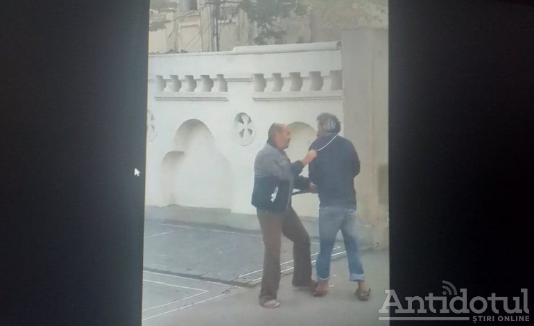 VIDEO/Bătaie în fața Poliției între două persoane fără adăpost, aflate sub influența alcoolului