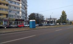 Incredibil: un constructor a pus o latrină în mijlocul unui bulevard din orașul Galați