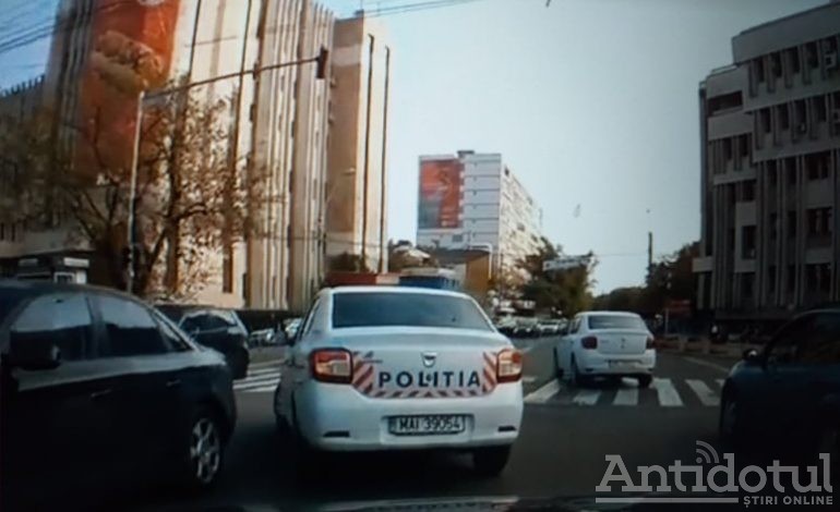 Video/Omul legii încalcă legea. Un polițist a fost filmat în timp ce conduce o mașină de Poliție și încalcă prevederile Codului Rutier