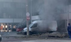 VIDEO Explozie spectaculoasă în parcarea unui hotel din Galați. Patru mașini avariate