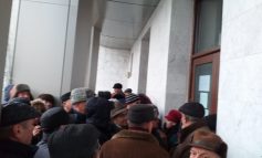 VIDEO/ Pensionarii din Galați s-au îmbrâncit și s-au certat pentru biletele de la Revelion