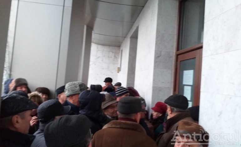 VIDEO/ Pensionarii din Galați s-au îmbrâncit și s-au certat pentru biletele de la Revelion