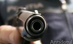 VIDEO/ Cum se trage cu pistolul pe străzile din Tecuci