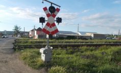 Cum se mai distrează micuții din zilele noastre: distrug semnalele luminoase de la calea ferată