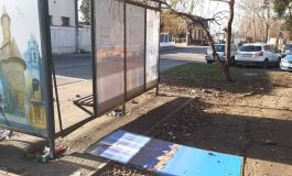 FOTO/„Imbecili fără cap”. Mai mulți cetățeni europeni au distrus o stație de autobuz și o fântână ornamentală din Galați