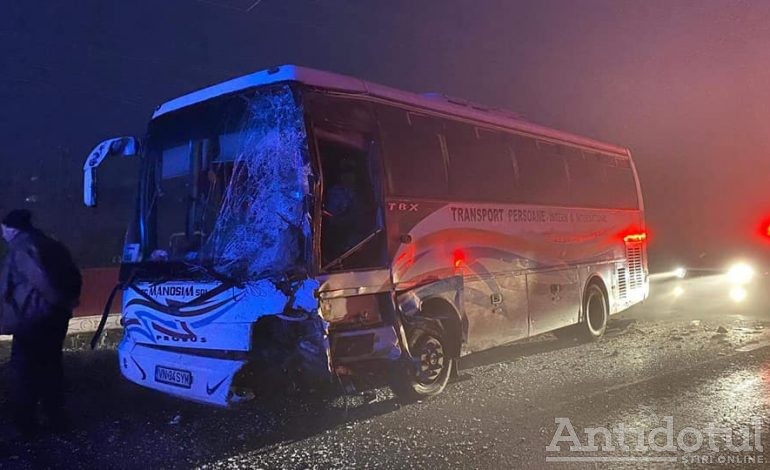 VIDEO Doi răniți grav în urma unei coliziuni între un autocar cu pasageri și o autoutilitară produse pe DN25, în județul Galați