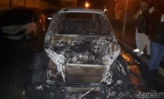 VIDEO Incendiu într-o parcare din Galați. Au ars o mașină de lux și alte două autoturisme