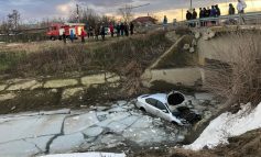 Beat să fii, noroc să ai: un cetățean a plonjat cu mașina într-un canal cu apă înghețată și a scăpat cu o rană în cazier
