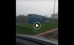 VIDEO: Poliția a rămas cu gura căscată când a văzut un autobuz mergând agale pe contrasens