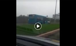 VIDEO: Poliția a rămas cu gura căscată când a văzut un autobuz mergând agale pe contrasens